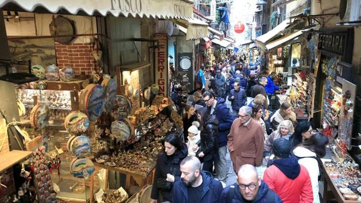 San Gregorio Armeno, primo giorno a senso unico. Gli artigiani: “Oggi e domani il banco di prova”