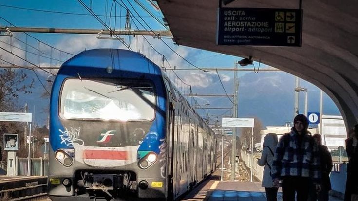 Il treno per l’aeroporto di Caselle compie un anno: record di passeggeri ma boom di disservizi