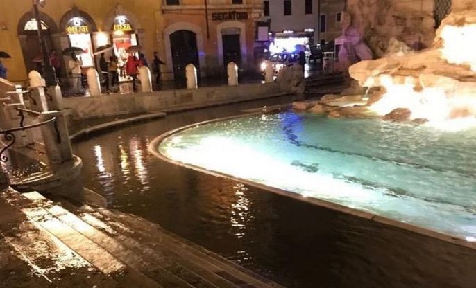 Nubifragio su Roma. E Fontana di Trevi sembra immersa in una piscina