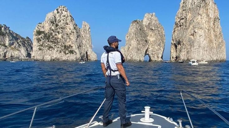 Napoli ribolle, è assalto a Ischia e Capri: weekend da sold out