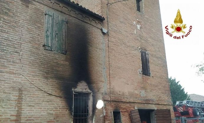 Fiamme in un casolare a Calderara