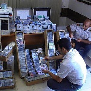 Sequestrati 50mila cd e dvd pirata, la fabbrica dei "cloni" era un alloggio in Valle Sesia