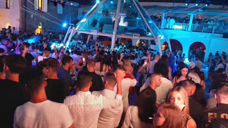 Mascherine sotto i piedi. Le notti senza memoria dei ribelli della Riviera