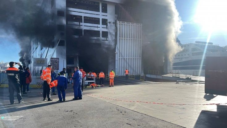 Palermo, ancora fumo dal traghetto: la lunga attesa dei passeggeri con auto e tir a bordo
