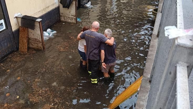 Temporali in Liguria, treno colpito da un fulmine e allagamenti nel Tigullio. Portofino isolata
