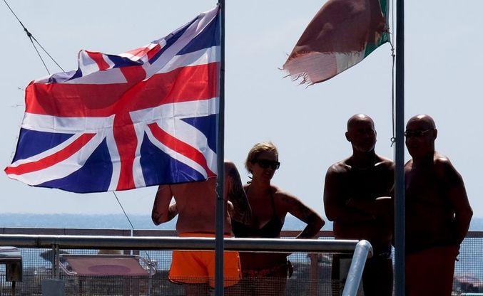 La "Brexit" dei balneari liguri, bandiera inglese per protesta contro la Ue