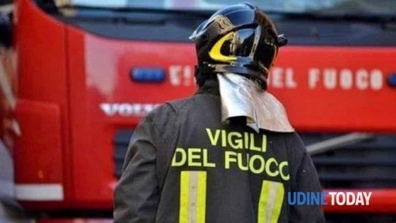 Benevento, vasto incendio in un'azienda agricola lungo la strada provinciale 57 