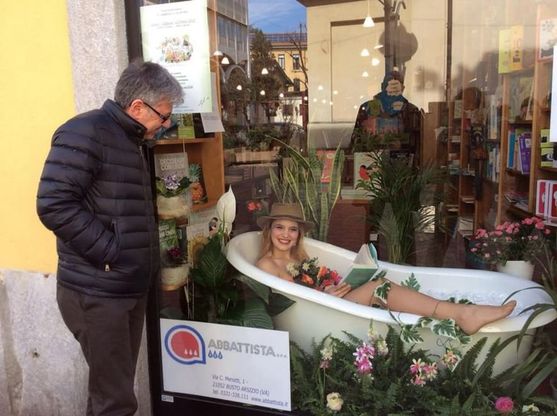 E' l'8 marzo, ma la modella finisce comunque in vetrina