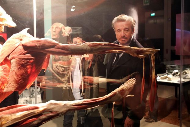 Christian De Sica tra i corpi della mostra Body Worlds