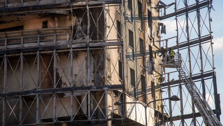 Incendio Milano, la rabbia e la disperazione tra gli abitanti sfollati dal grattacielo: "Siamo vivi per miracolo"
