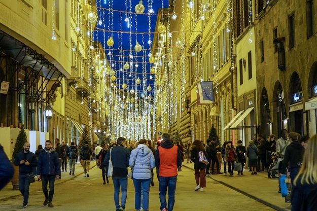 Firenze, tra luci e addobbi in via Tornabuoni è già Natale 