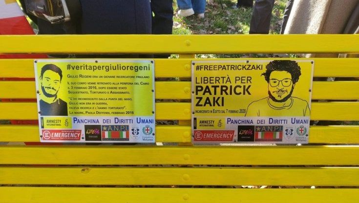 A Milano una panchina gialla per Giulio Regeni e Patrick Zaki: "Ora questa è la piazza dei diritti"