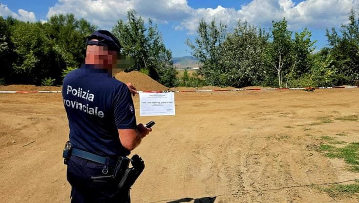 Capua, lavori abusivi e sversamenti illegali sull’argine del Volturno: due denunciati