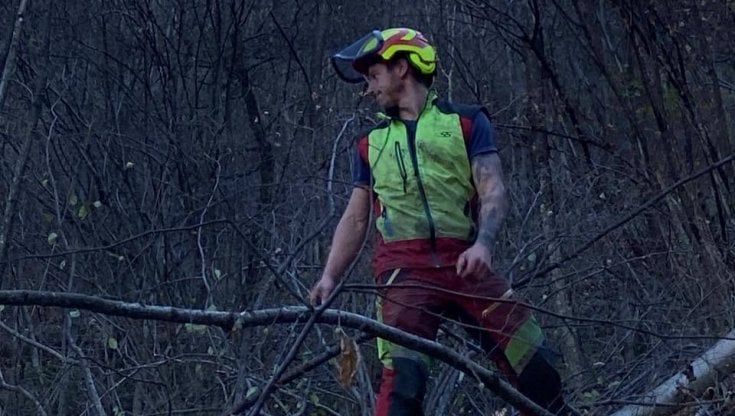 Incidenti sul lavoro, l'imprenditore Samuele Vairetti muore a 29 anni in Valtellina mentre sta tagliando gli alberi 