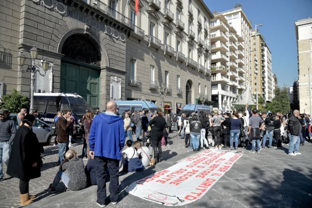 Abitanti delle Vele di Scampia, sit in davanti al Comune