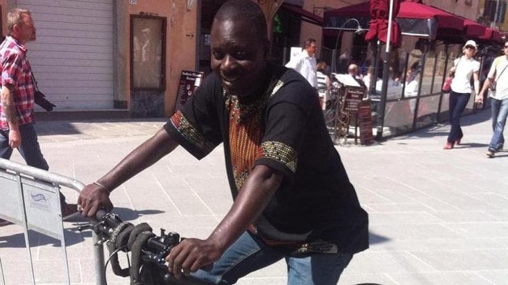 Pisa, il biciclettaio del Senegal si mobilita per far curare al Meyer un bambino dal suo Paese