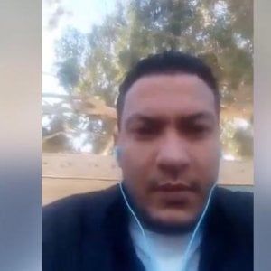 Tunisia, giornalista si dà fuoco per protesta contro il governo