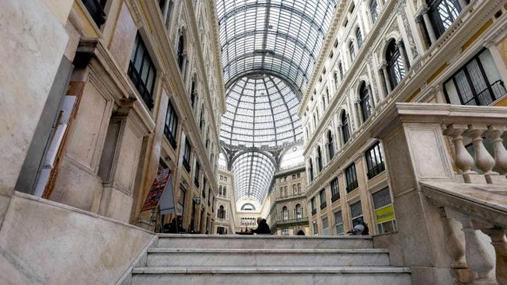 Restauro Galleria Umberto a Napoli, rischio danni al pavimento per vandali e scarico merci