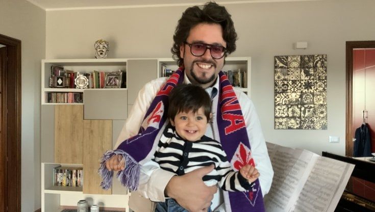 Piazzolla  e Fiorentina, il direttore d'orchestra che ferma le prove per non perdere le partite della "sua Viola"