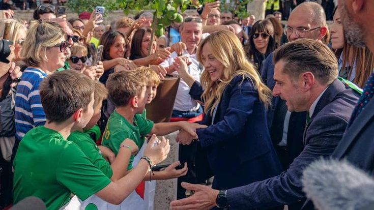 Ascoli, c’è Meloni e il sindaco convoca dipendenti comunali e ragazzi in divisa. Pd: “Istituto Luce”