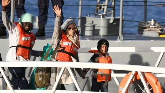 Sea Watch, lite con accordo nel governo. L'Italia accoglierà una decina di persone che saranno affidate alla Chiesa Valdese