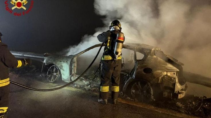 In fuga sulla Maserati rubata, finiscono contro il guardrail e fuggono: auto abbandonata in fiamme