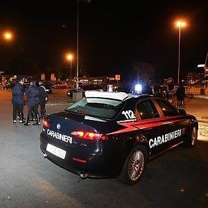 Brindisi, spari contro il dormitorio per migranti: caccia a due uomini in moto