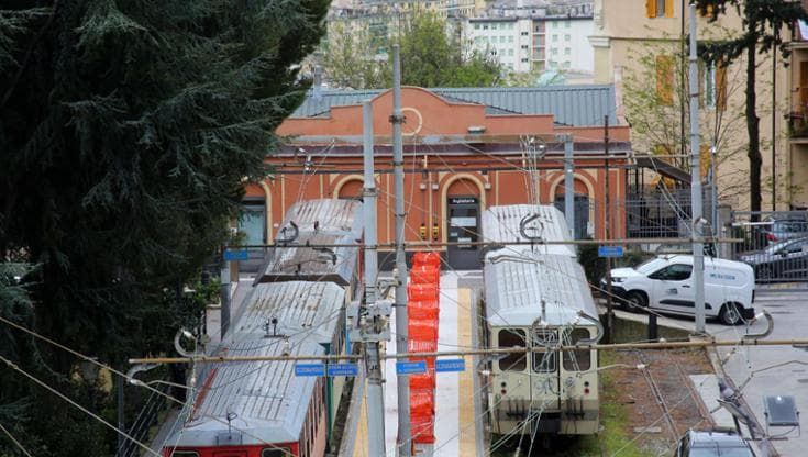 Trenino di Casella fermo da sette mesi, protestano i pendolari, addio turisti in vallata