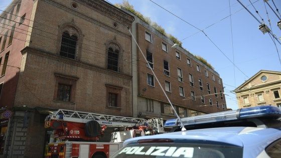 Fiamme al terzo piano di un palazzo in centro a Bologna