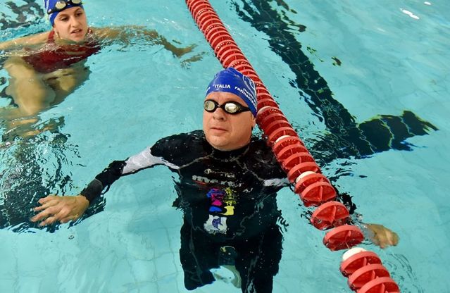 Gli allenamenti di Riccardo il non vedente che attraverserà a nuoto lo Stretto 