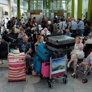 British Airways prova a far ripartire gli aerei dopo il blocco informatico. Sciopero Alitalia: cancellati 200 voli