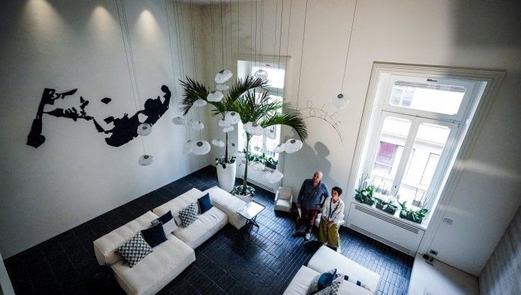 La casa con il terrazzo che si affaccia sul museo Egizio e fa l’inchino al sole