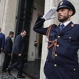 Salvini: "Ragioniamo su possibile veto a sanzioni contro Mosca". Di Maio: "Non diremo sissignore ad altri governi" 