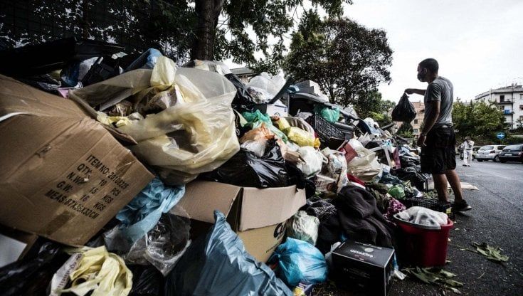 Gualtieri, privati e volontari per pulire Roma. "Ama non passa in 6 mila strade su 16 mila"