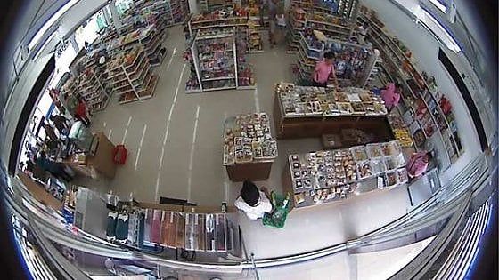 Torino, clienti e dipendenti spiati da 17 telecamere nascoste: negoziante denunciata