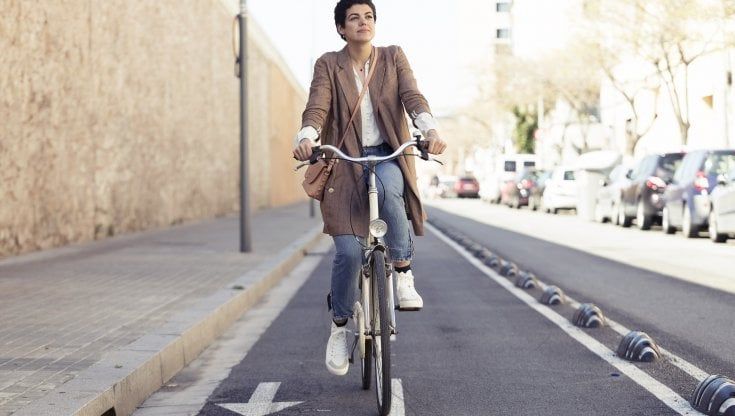 Crescono gli spostamenti senza auto in Italia: tra bici e monopattini, si diffondono i mezzi green ma restano le resistenze 