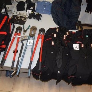 Milano, in casa il kit del perfetto carabiniere: armi e divise, arrestato 22enne 