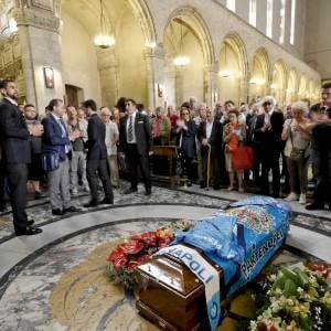 Pesaola, funerali in azzurro