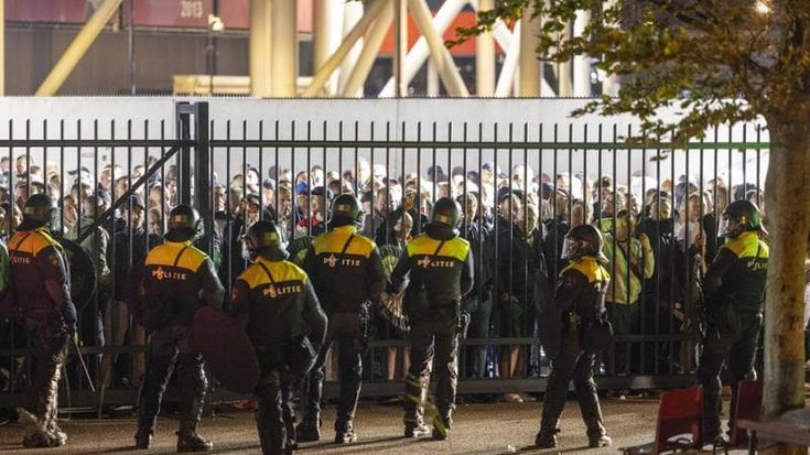 Legia Varsavia, due giocatori arrestati dopo la partita di Conference League in Olanda: interviene il premier polacco