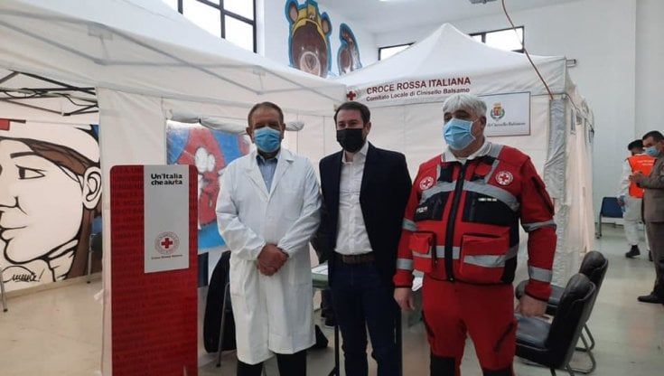 A Sesto San Giovanni un pediatra in pensione si offre volontario per fare i vaccini anti Covid: "La battaglia contro il virus si vince tutti insieme"