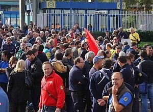 Fiat, ultimo giorno a Termini Imerese<br />Gli operai: "Bloccheremo i cancelli"