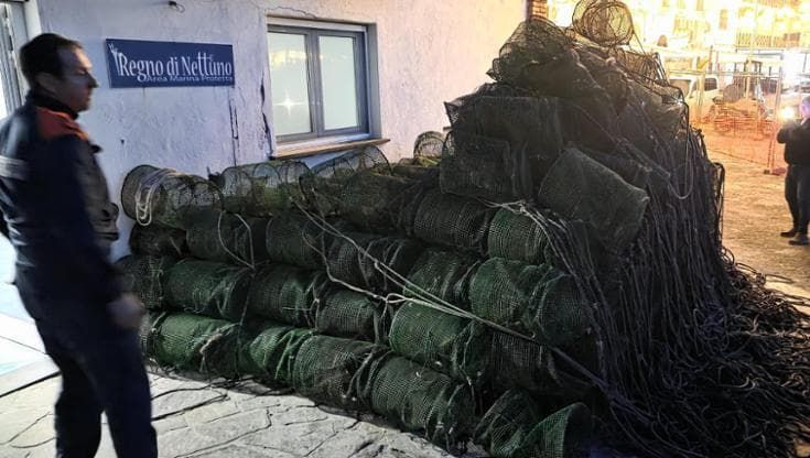 Ischia, 400 nasse abusive calate sui fondali dell’area marina protetta Regno di Nettuno