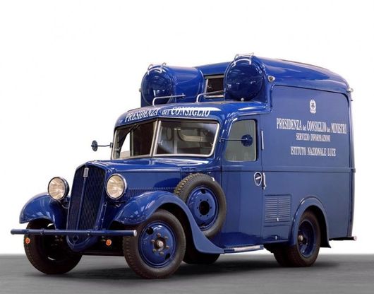 Milano, arriva il cinemobile: il furgone vintage che proiettava i film in piazza