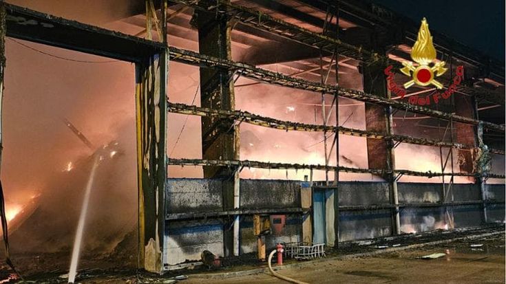 Salerno, vasto incendio nel sito stoccaggio di rifiuti