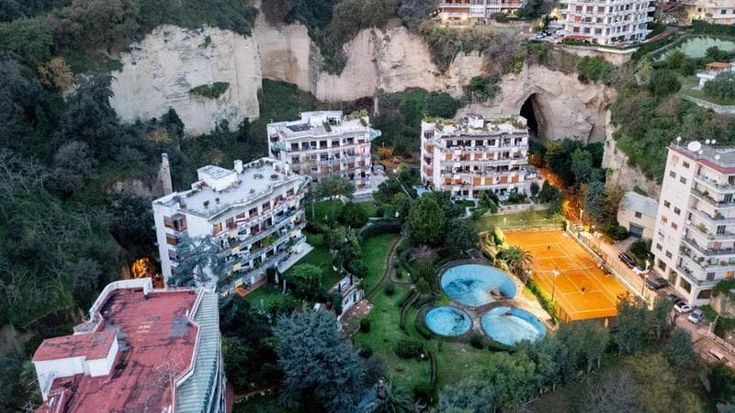 Napoli, parco Mergellina: il costone minaccia 41 appartamenti, lite Comune-condomini