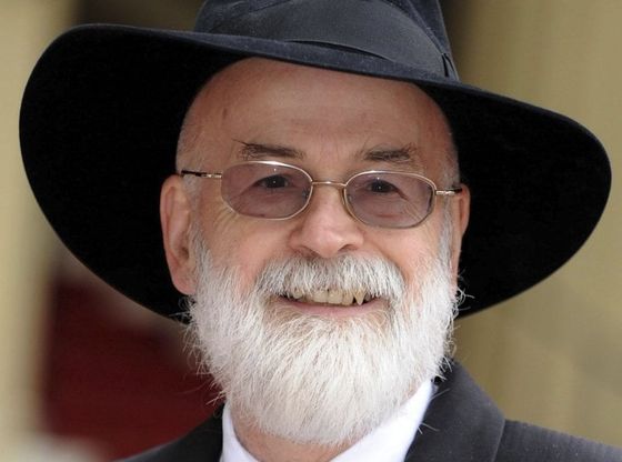 Terry Pratchett, un rullo compressore distrugge i suoi romanzi incompiuti: erano le sue ultime volontà