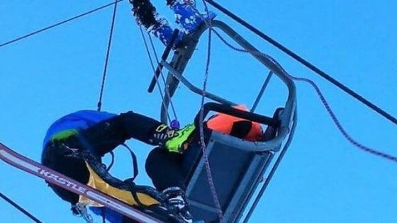 Albero cade su seggiovia, sciatori sospesi nel vuoto per un'ora: panico agli Spiazzi di Gromo in Val Seriana