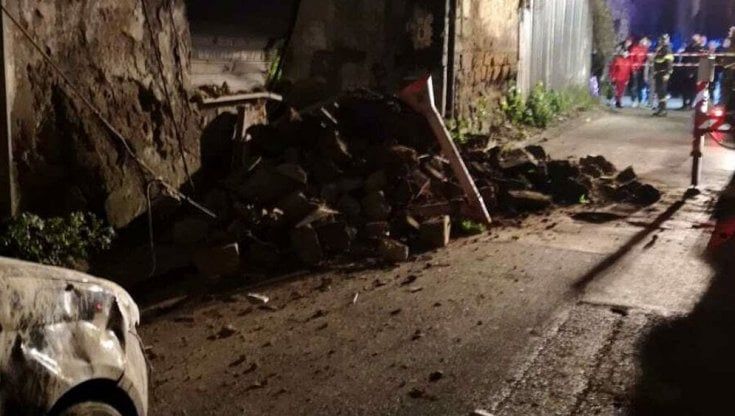 Afragola, crolla un vecchio edificio, ferito un passante