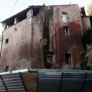 Roma, via Panisperna: sgombero per una palazzina a rischio crollo