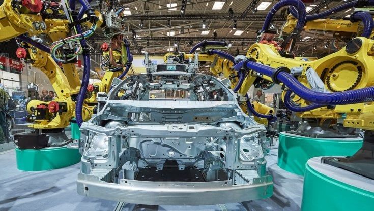 L'invasione dei robot nelle fabbriche auto. Ecco cosa sta succedendo